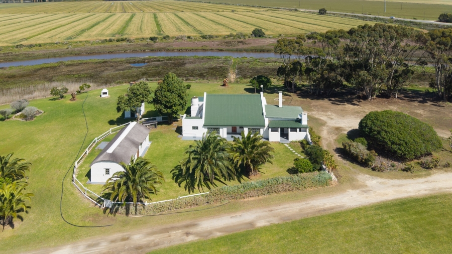 To Let 4 Bedroom Property for Rent in Struisbaai Western Cape